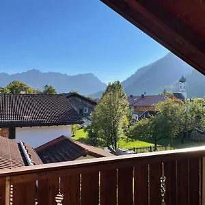 dachgeschosswohnung-mit-traumhaftem-zugspitzblick-bei-garmisch.com-bavaria.com/